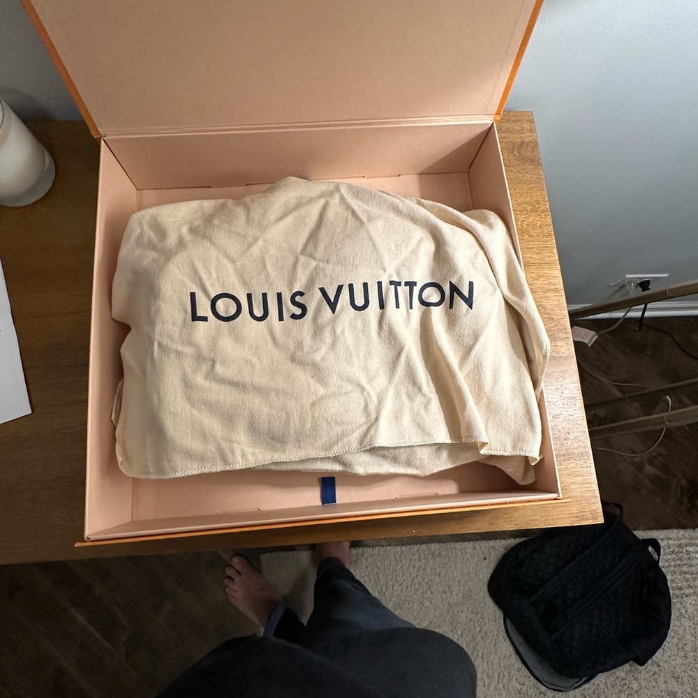 Louis Vuitton Avenue Sling Bag - Picture 3 of 4